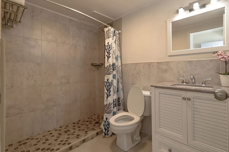 Bathroom with a shower/ tub. The essential kit and towels are provided!