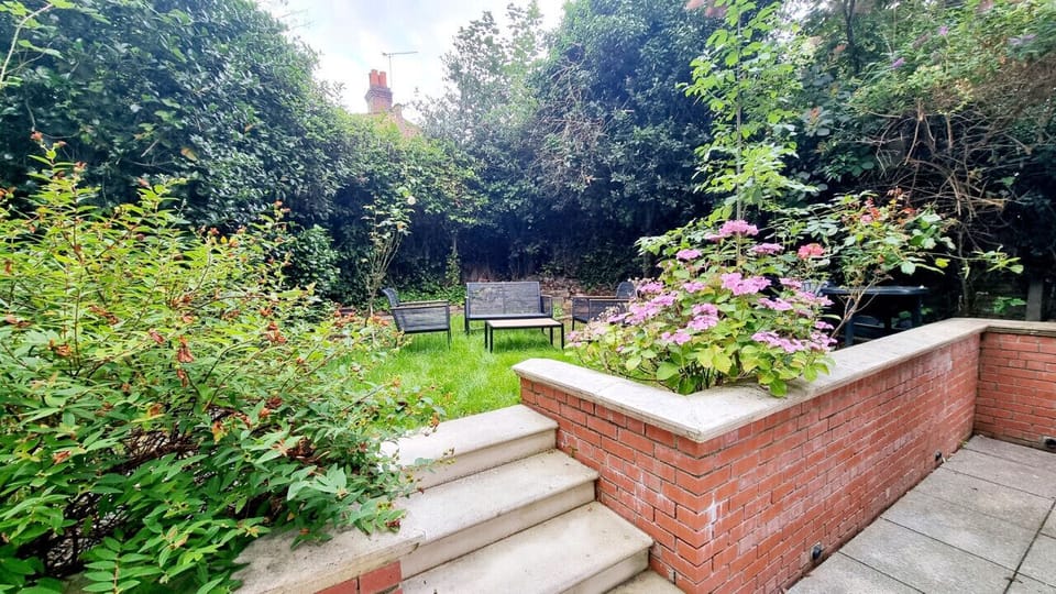 Garden, private and fully fenced