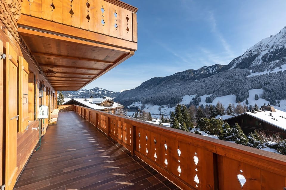 overview of the long and spacious balcony 