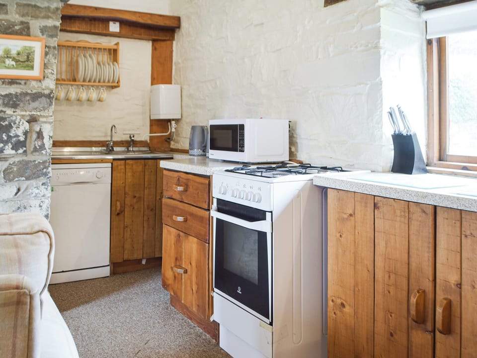 Kitchen area | Ty Tarw - Cwmiar Holiday Cottages, Llanllwni