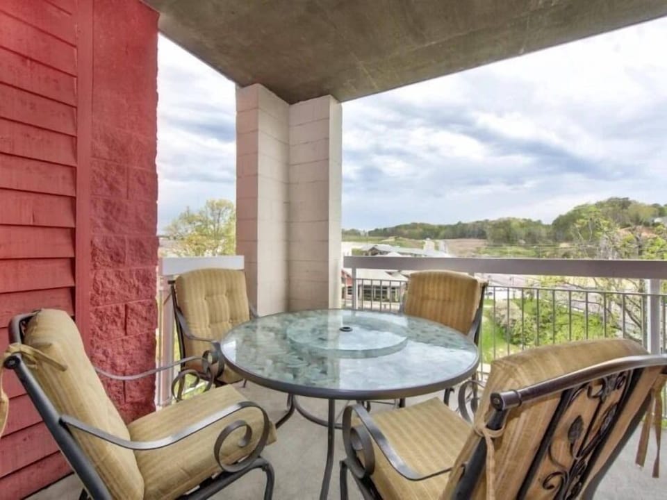 Bear Crossing 402 Sleeps 8 - Private Balcony with a River View from your Pigeon Forge Condo