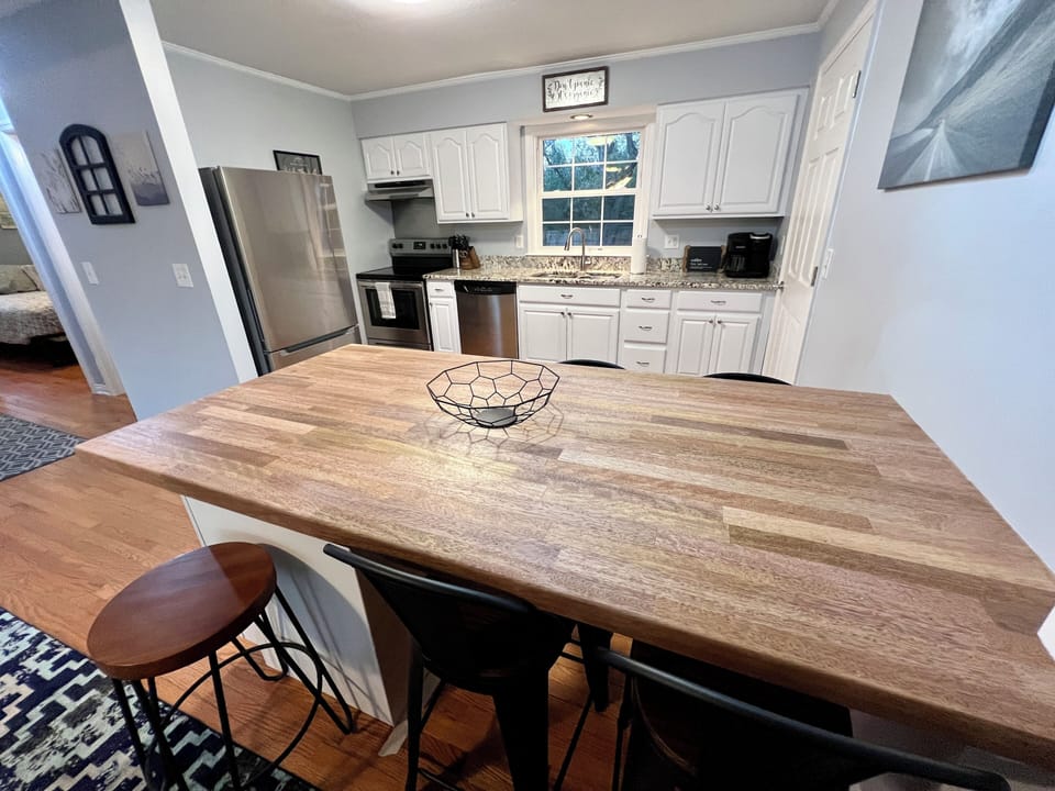 Dinning Table/Island (1)