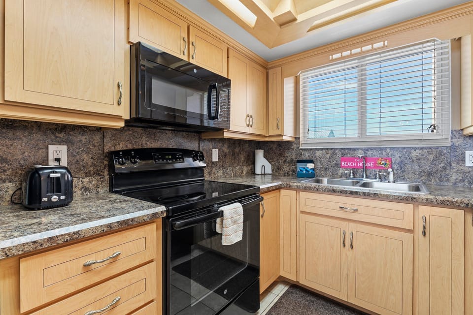 Modern kitchen with plenty of storage, ideal for preparing meals with ease.