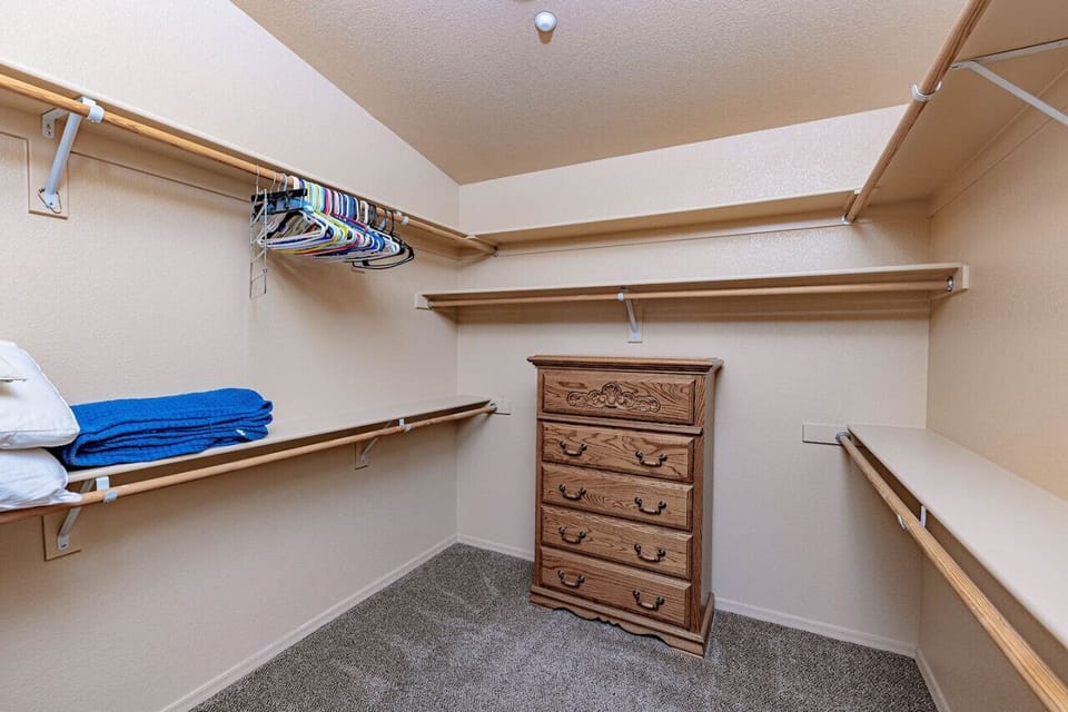 Primary en suite with walk in closet.