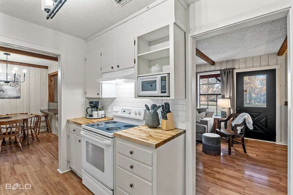 The full kitchen is light & airy.