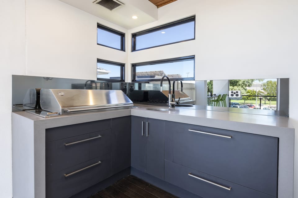 Elite Accommodation, Adelaide, Henley Beach, Sea View, Luxury Rental, WiFi, BBQ, Sleeps 9, Parking