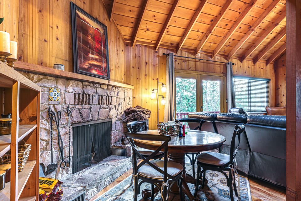 Dining Area | Dishware/Flatware Provided | 1st Floor