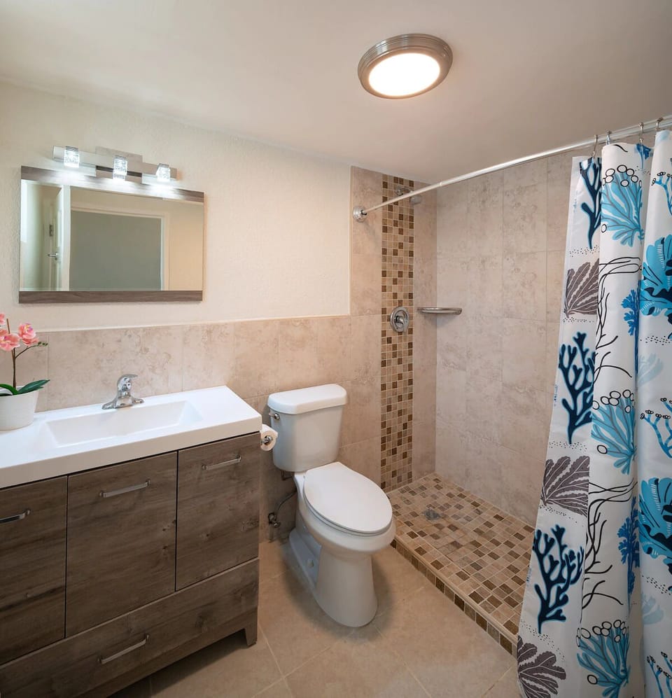 Bathroom with a shower/ tub. The essential kit and towels are provided!