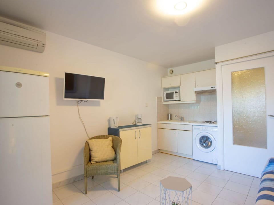 Cabinetry, Building, Interior Design, Home Appliance, Flooring, Floor, Kitchen Stove, Houseplant, Hardwood, Real Estate