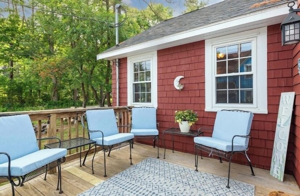 Outdoor deck seats 6. Enjoy morning coffee and a chat.