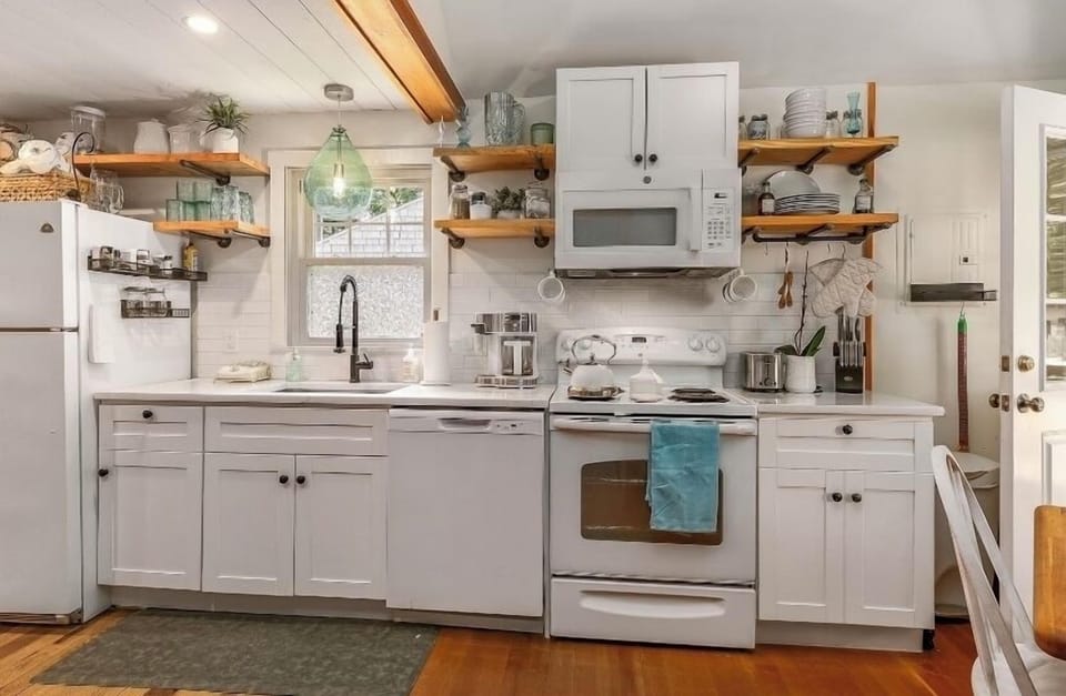 New kitchen w dishwasher, washer/dryer, access to back yard & lots of light.