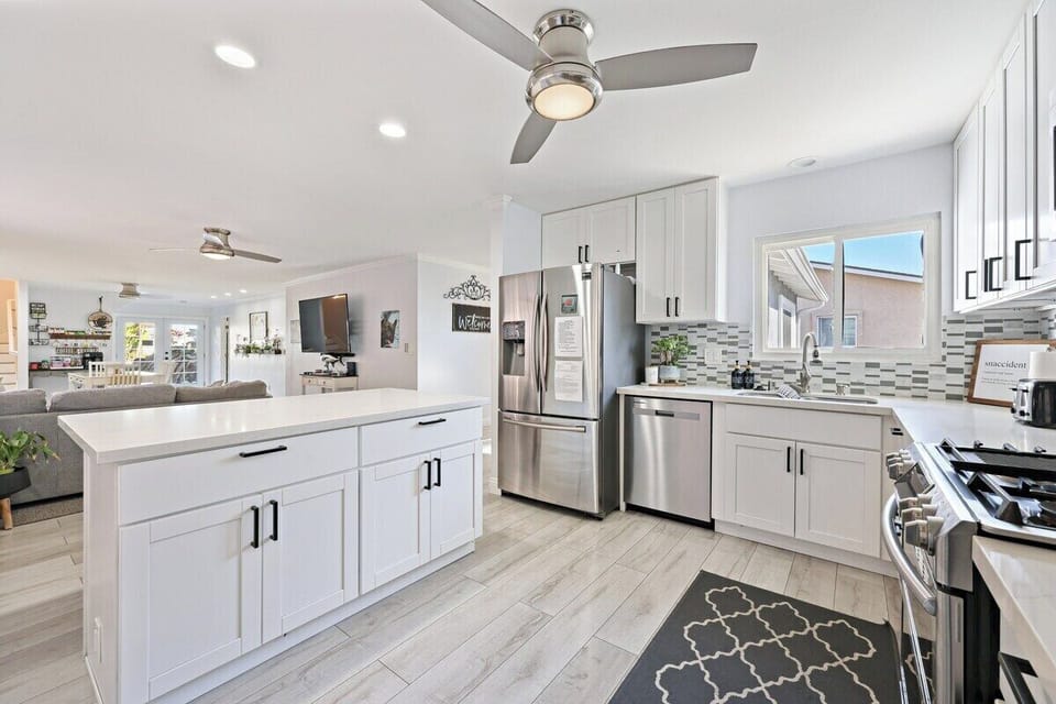 Gourmet Kitchen – This sleek, modern kitchen is fully equipped with top-tier appliances, elegant white cabinetry, and an inviting open layout. Cook, gather, and create unforgettable moments.