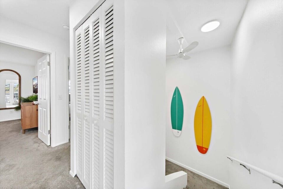 Upstairs, discover a spacious area with a wide mirror, conveniently located just adjacent to the bedrooms