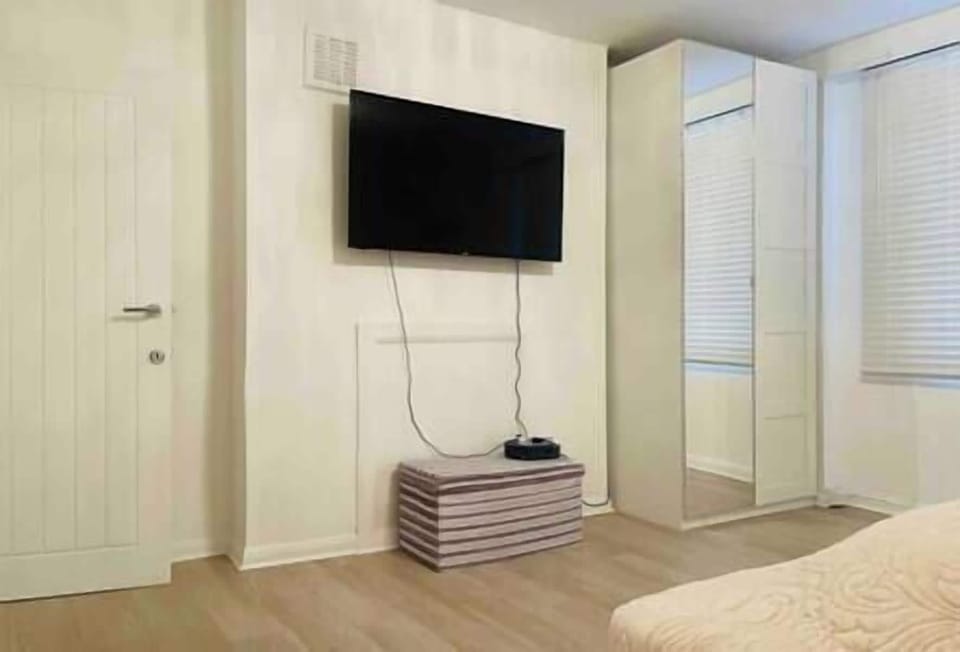 Bedroom 1 (2)
