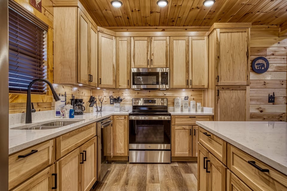 Smoky Mountain Cabin "Cozy Cub Cabin" - Fully furnished kitchen with stainless steel appliances and granite countertops