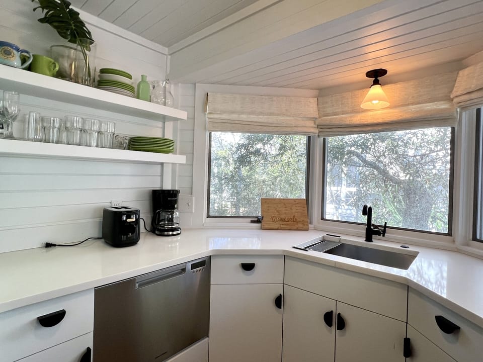 RENOVATED KITCHEN W/QUARTZ COUNTERS & CUSTOM CABINETS