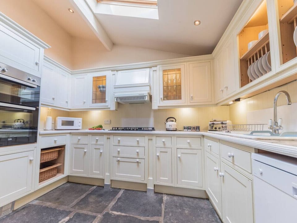 Fully equipped kitchen with dishwasher, microwave, oven, hob and washer/dryer