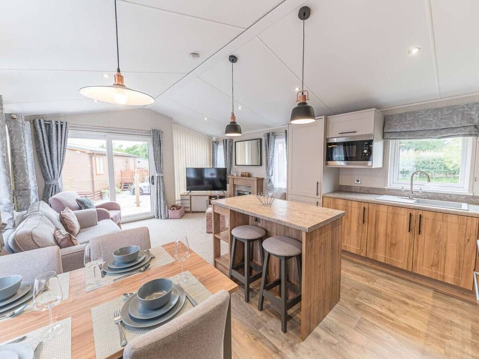 Open plan kitchen/dining/lounge