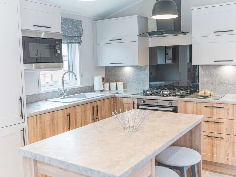 Fully equipped kitchen with island