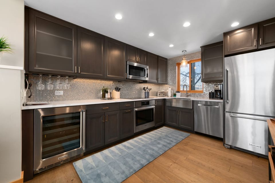 fully stocked kitchen with all the essentials (1)