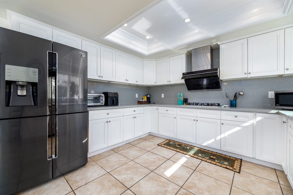 Full kitchen with complete appliances
