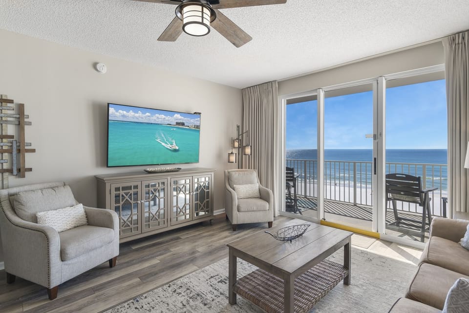 Spacious living area with plenty of seating, Queen sleeper sofa, Gulf views, 70" Smart TV with easy access to Roku, Prime TV, Netflix, etc.