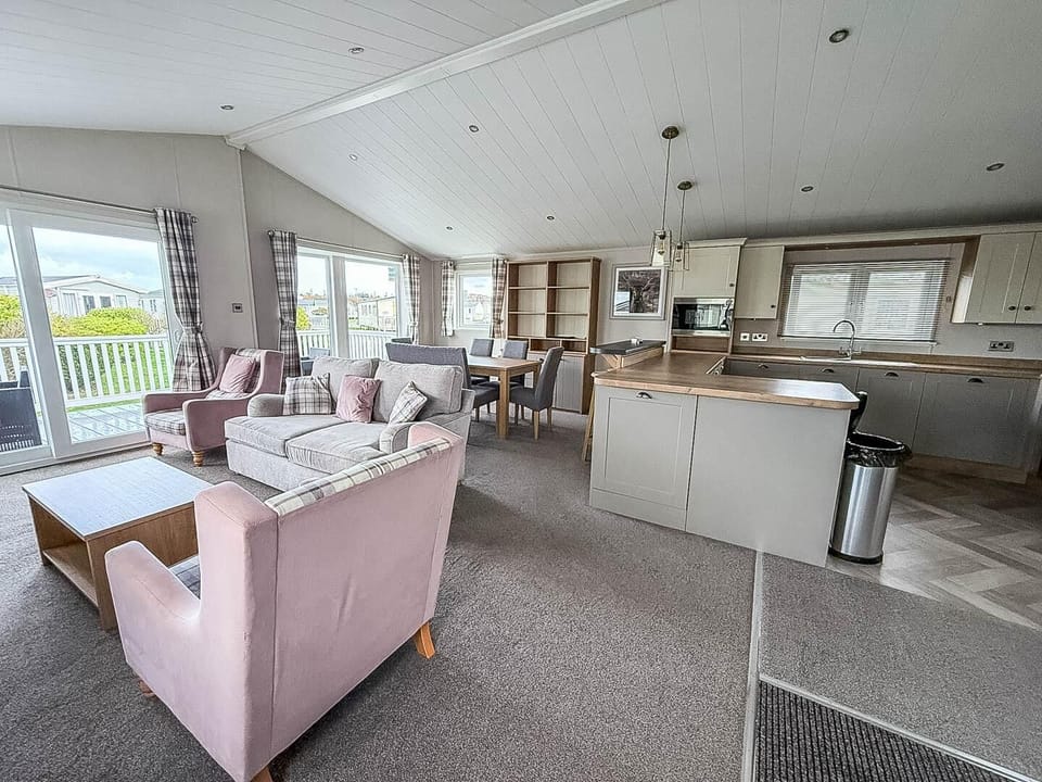The perfect base for families wanting to build sandcastles, friends seeking a scenic escape, or anyone needing a refreshing short stay.