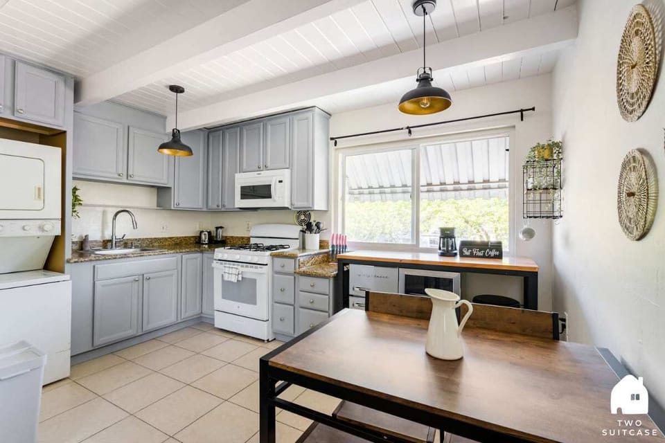 From quick breakfasts to family dinners, this kitchen is ready to make every meal memorable 🍽️