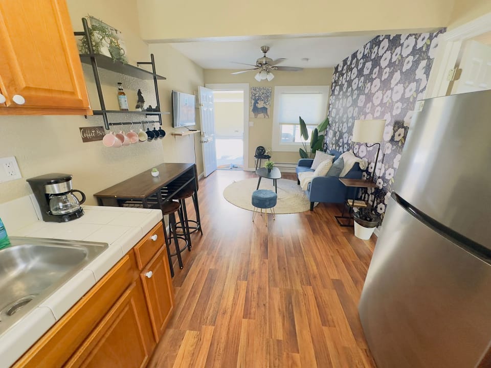 Cook, snack, or brew coffee whenever you’d like — this kitchen has the essentials covered. 🍴