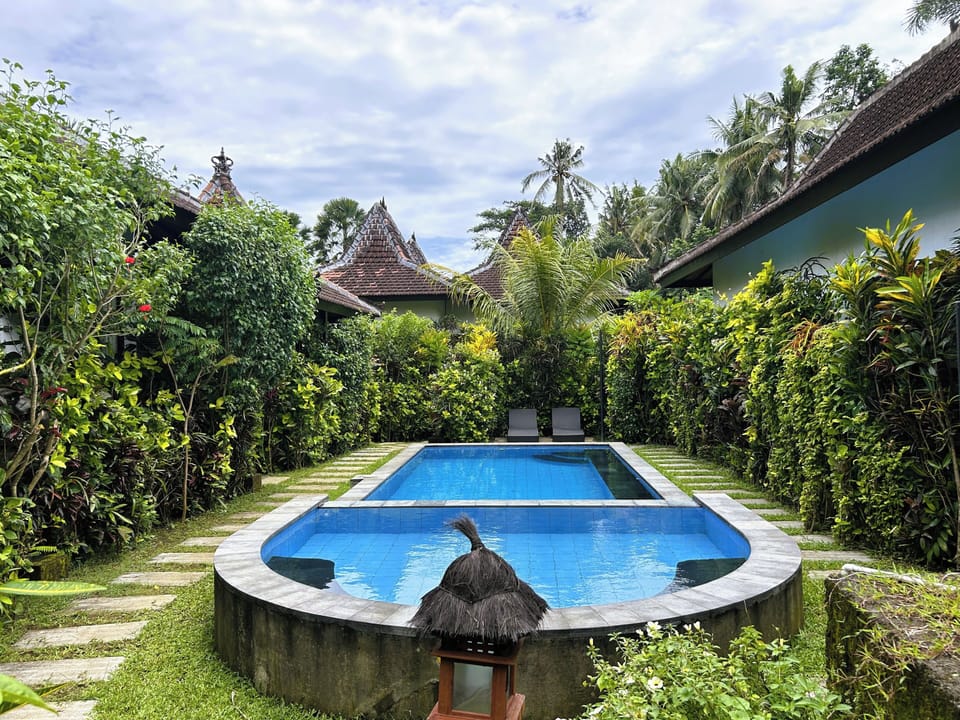 Shared 10m pool with depth levels, built-in seats & a tranquil ambiance.