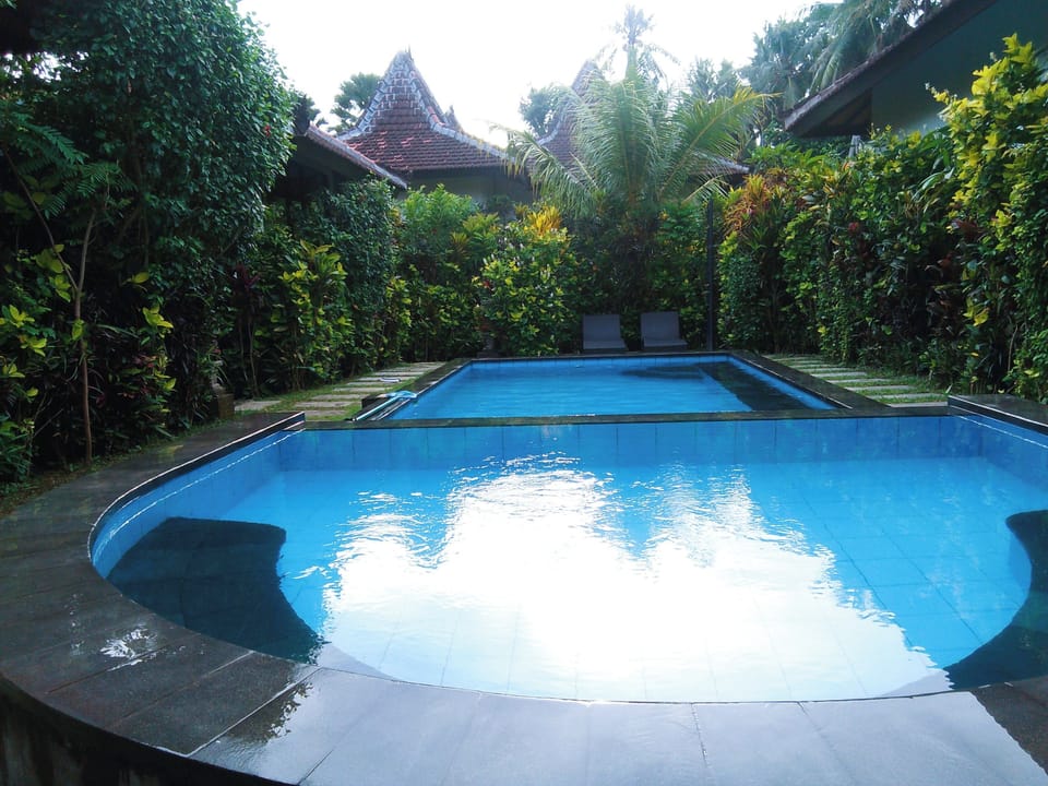 Shared 10m pool with depth levels, built-in seats & a tranquil ambiance.