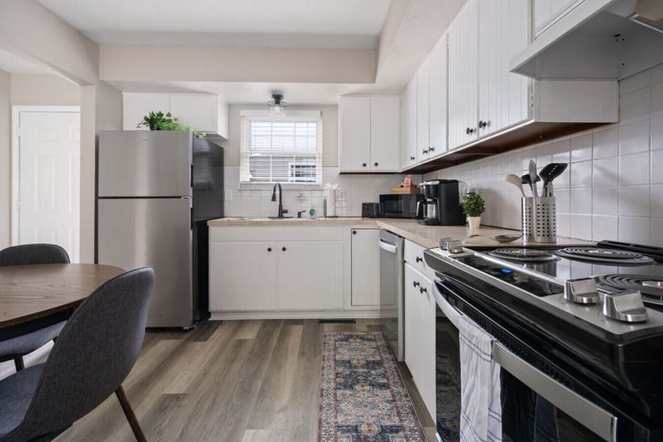 Fully Furnished Eat-In Kitchen