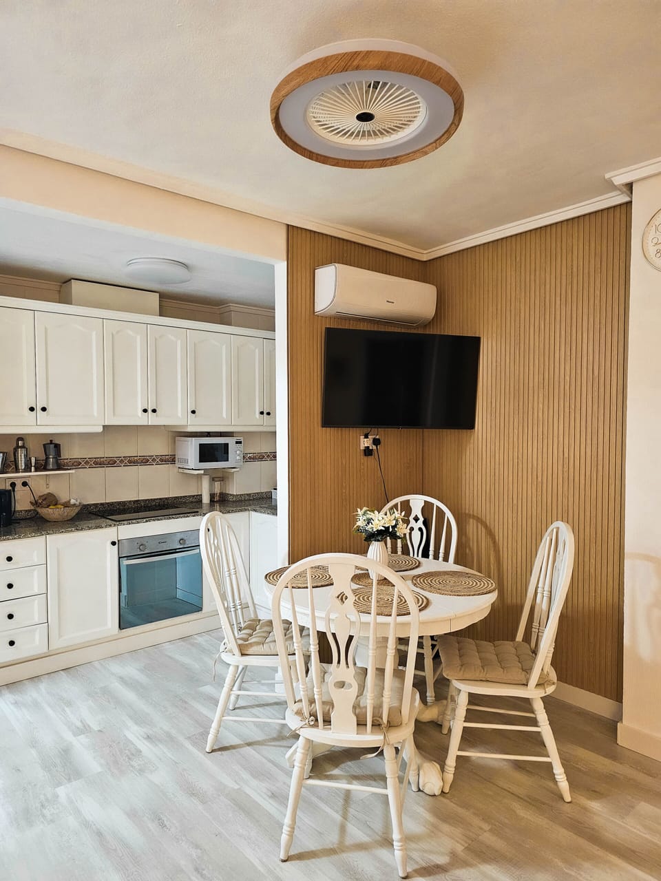 dining area/ kitchen