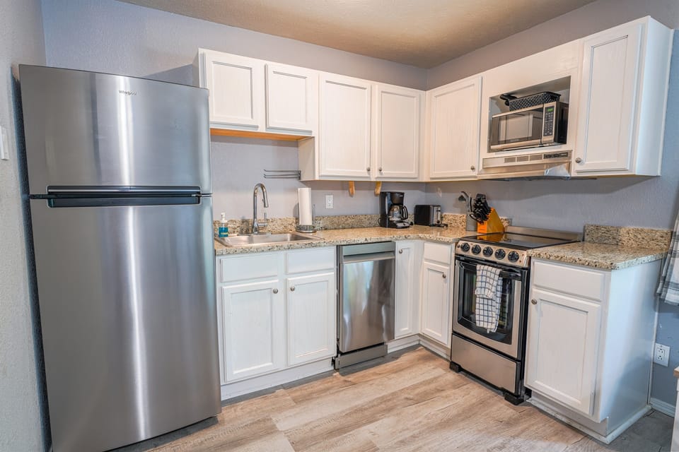 Fully stocked kitchen!