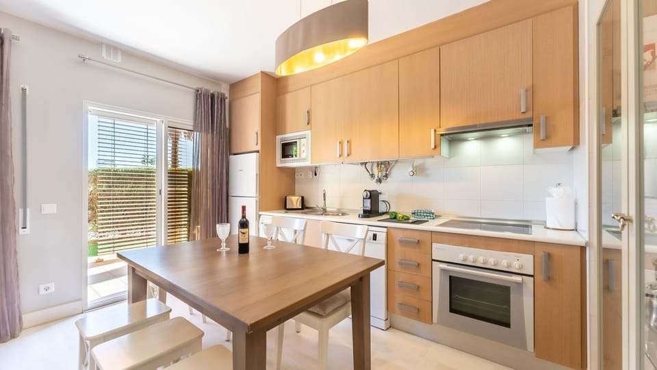 The kitchen is equipped with all the appliances needed to prepare delicious home made meals
#kitchen #cooking #birght #balcony #algarve #portugal
