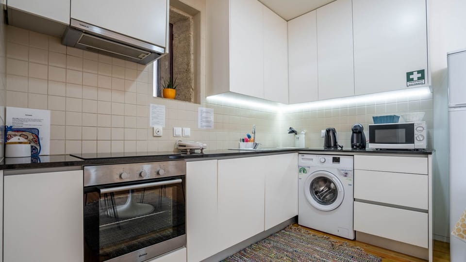 From morning brews to midnight snacks, our efficient kitchenette is your culinary haven throughout your stay. #CookingCorner #HomeAwayFromHome