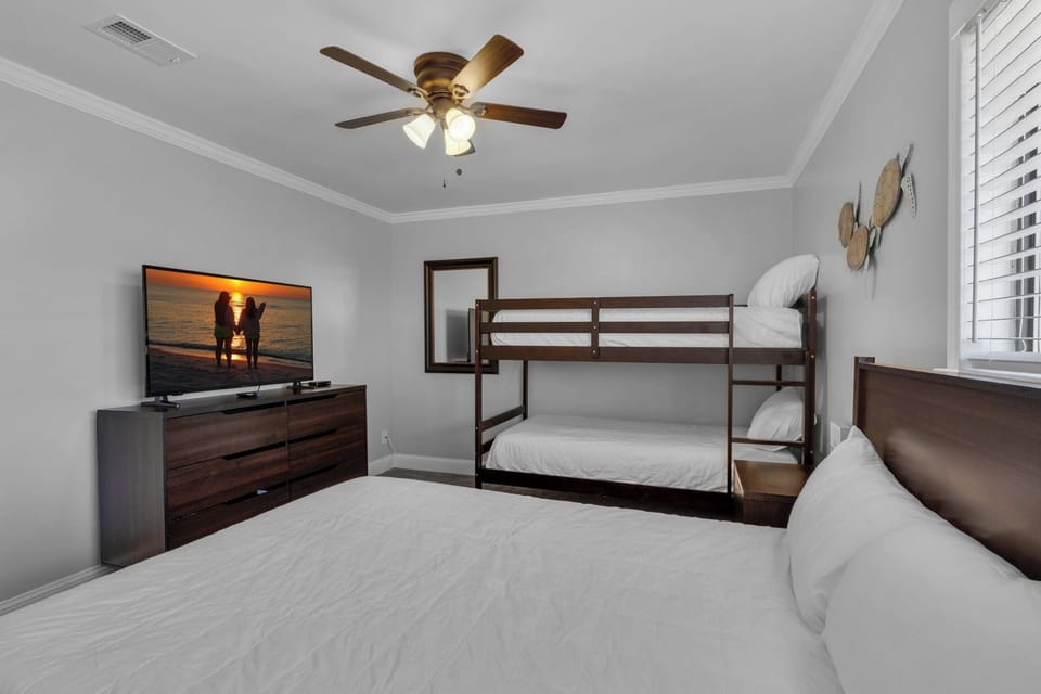 Bunk room with 3 beds