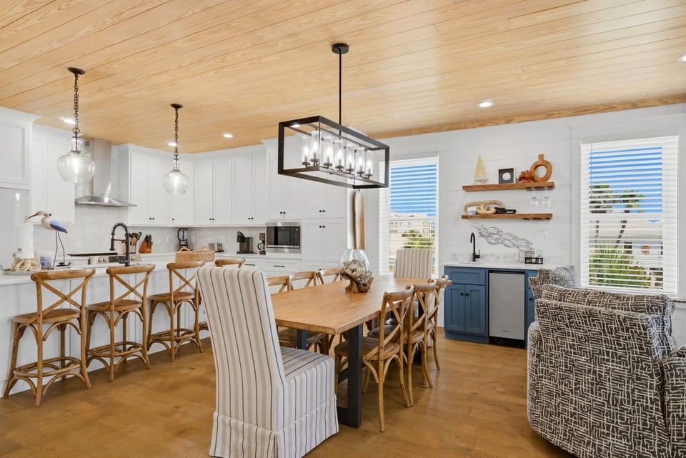 Seating for eight at the dining table