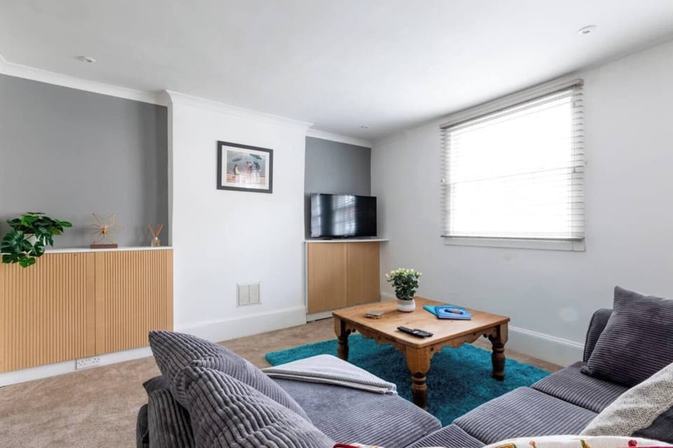 Open plan living room, dining area & kitchen