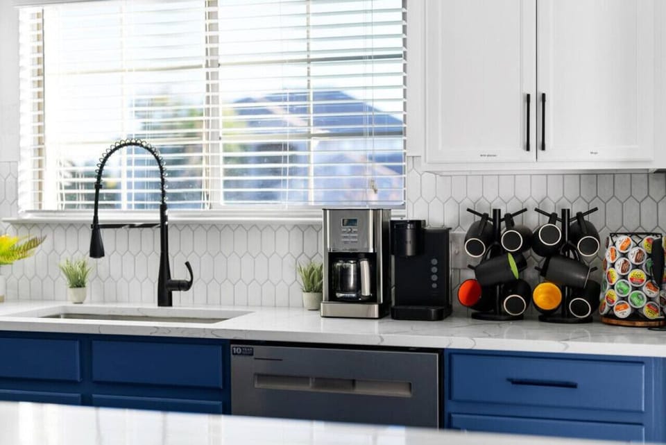Fully equipped kitchen equipped with microwave, stove, oven, fridge, coffee machine, complimentary coffee, toaster, and more. 🍽️