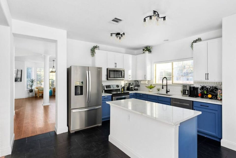 Fully equipped kitchen equipped with microwave, stove, oven, fridge, coffee machine, complimentary coffee, toaster, and more. 🍽️