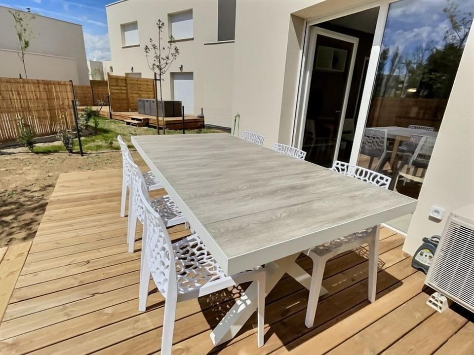 Enjoy meals outside!