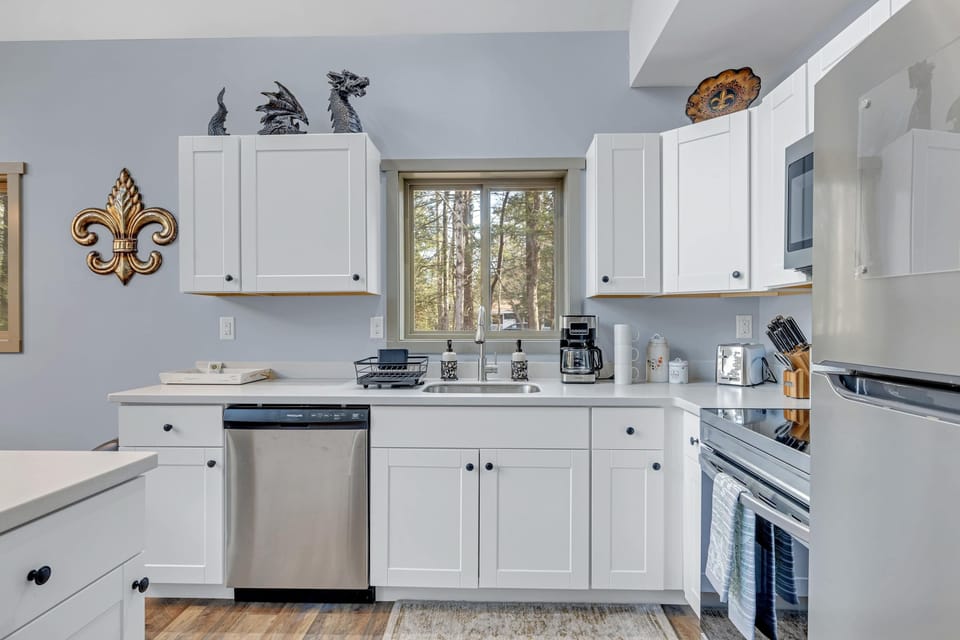 Well-equipped kitchen with all necessary appliances, making meal prep and clean-up a breeze. 🍽️ #VacationReady