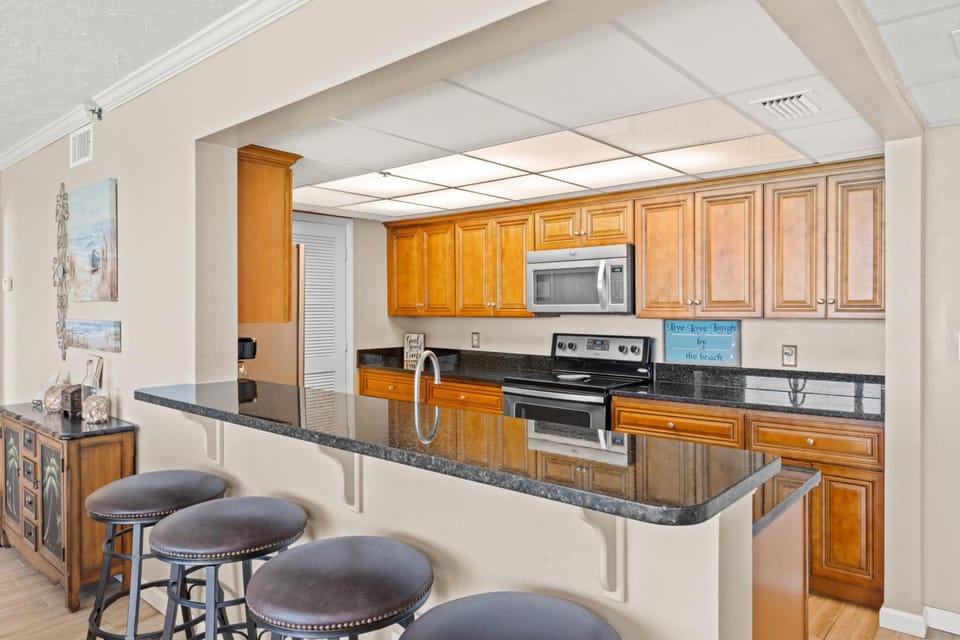 Kitchen with Breakfast Bar