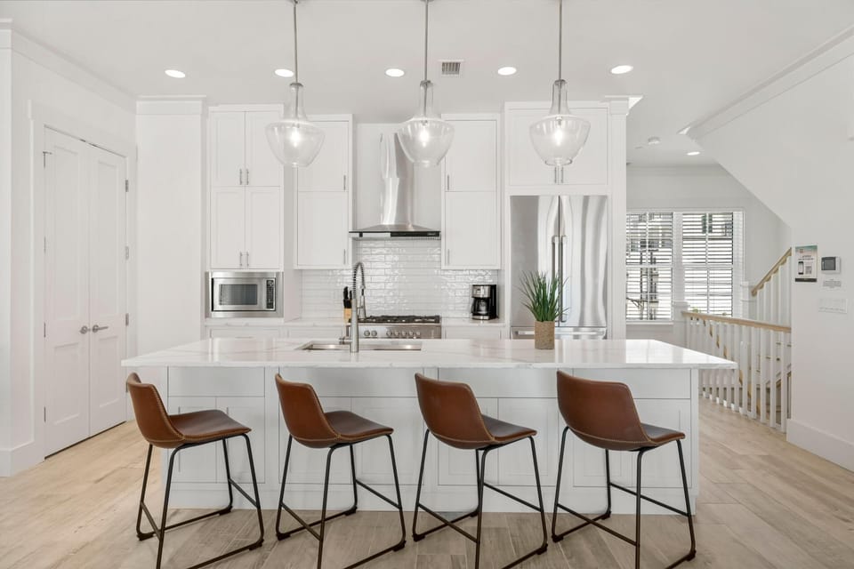 Kitchen with Breakfast Bar