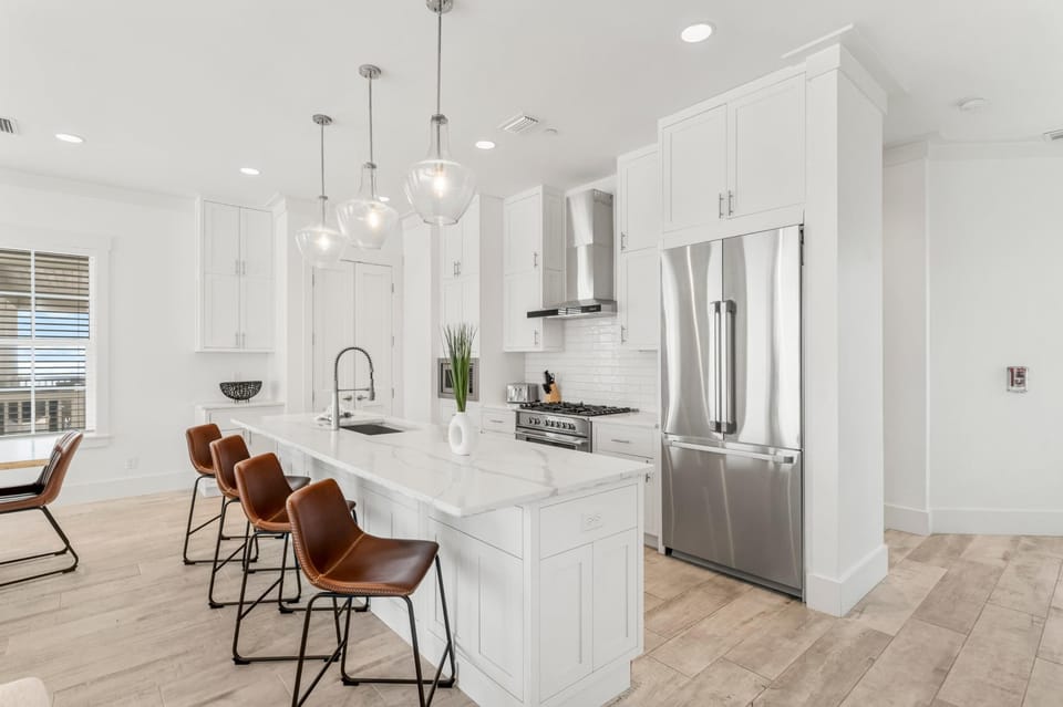 Kitchen with Breakfast Bar