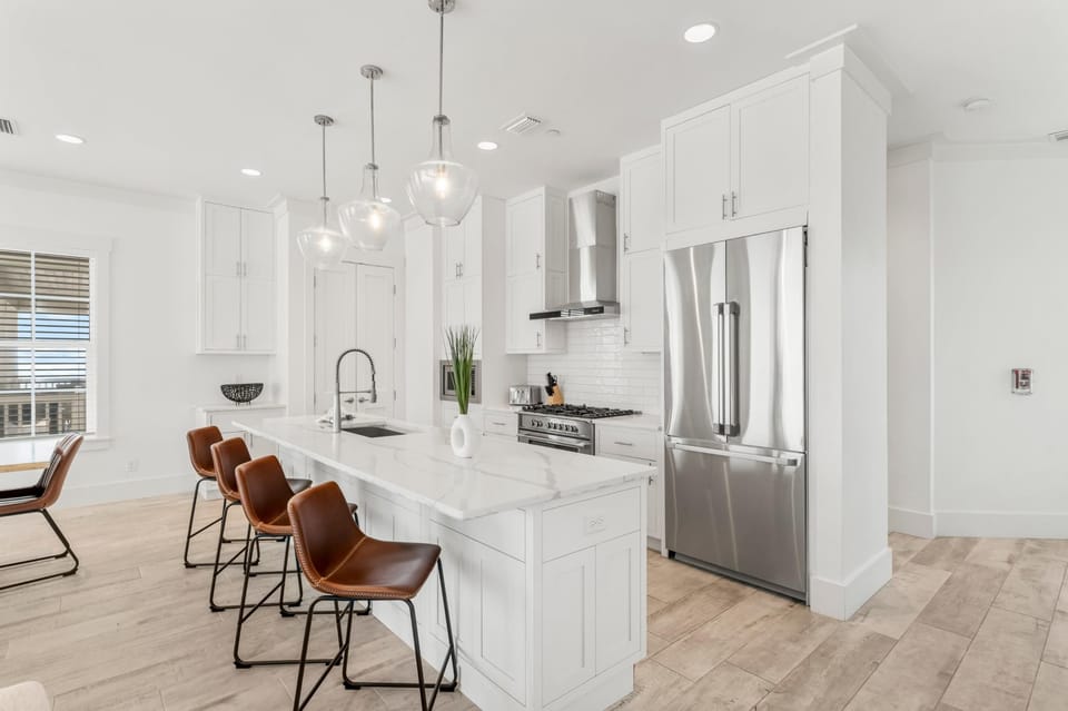 Kitchen with Breakfast Bar