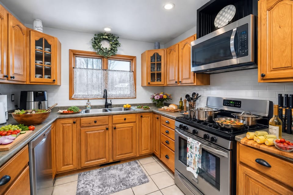 Fully equipped kitchen with all you need to make meals. 