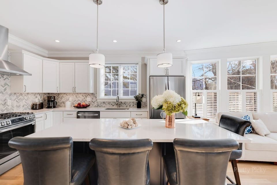 Modern and bright kitchen
