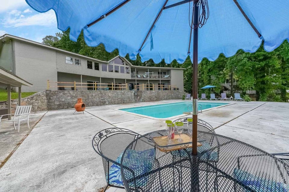 Grill out with the family and enjoy eating with a view of the pool and the lake.